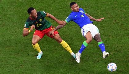 Enzo Ebosse y Gabriel Jesús en el partido de Camerún ante Brasil el 2 de diciembre de 2022.
