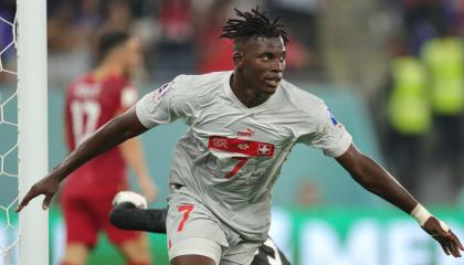 Los jugadores de Suiza festejan uno de sus goles ante Serbia en el Mundial de Qatar, el 2 de diciembre de 2022.