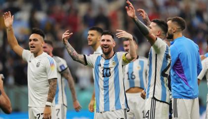 Los futbolistas argentinos festejan el triunfo ante Croacia, el 13 de diciembre de 2022.