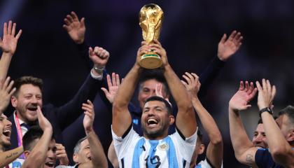 Sergio 'Kun' Agüero levanta el trofeo de la Copa del Mundo, el 18 de diciembre de 2022.