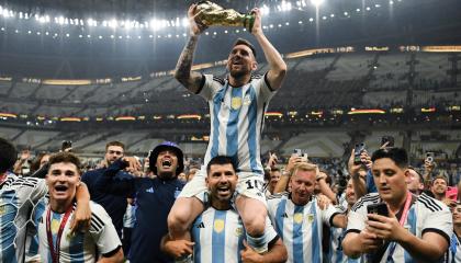 Sergio Agüero levanta en hombros a Lionel Messi, en el festejo de Argentina como campeón del mundo, el 18 de diciembre de 2022. 