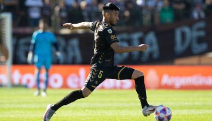 El argentino Carlos Villalba vistiendo la camiseta de Platense.