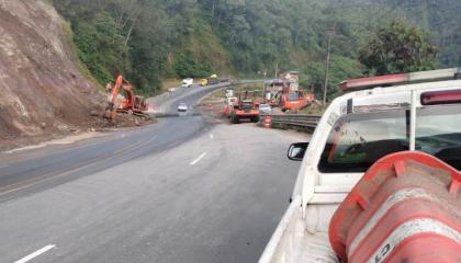 Tramo parcialmente cerrado en la vía Alóag-Santo Domingo, el 21 de marzo de 2023. 