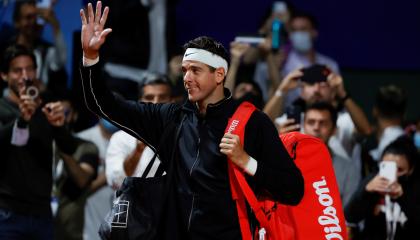 El argentino Juan Martín del Potro saluda antes de su juego frente a Federico Delbonis en el Argentina Open, en Buenos Aires, en 2022.