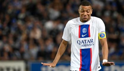 Kylian Mbappe, reacciona durante el partido entre RC Strasbourg Alsace y  PSG en el Stade de la Meinau en Estrasburgo, el 27 de mayo de 2023.