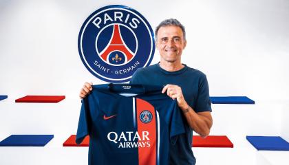 Luis Enrique sostiene la camiseta del PSG en el día de su presentación como entrenador, el 5 de julio de 2023.