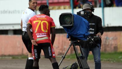 Vilinton Branda festeja un gol del Deportivo Cuenca frente a Emelec gritándole a la cámara de GolTV, el 18 de junio de 2023. 