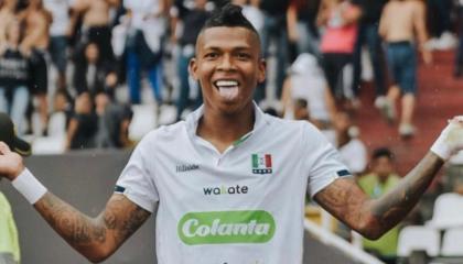 Billy Arce celebra sus dos goles en la victoria del Once Caldas, el 30 de julio de 2023.