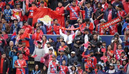 Los hinchas de El Nacional previo al partido ante Liga de Quito, en el estadio Atahualpa, el 19 de marzo de 2023. 