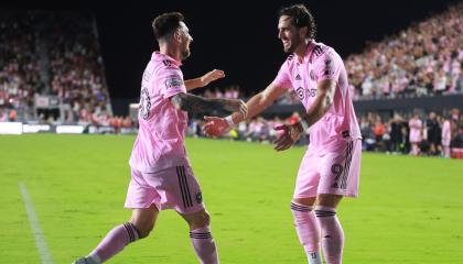 Lionel Messi y Leonardo Campana festejan el gol del 10, en la victoria 4-0 ante Charlotte, el 11 de agosto de 2023.