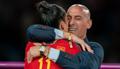 El momento antes de que Luis Rubiales bese a Jenni Hermoso, en Sídney, después de ganar el Mundial, el 20 de agosto de 2023. 