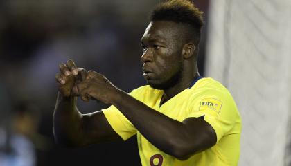 Felipe Caicedo celebra un gol con Ecuador ante Argentina, en Buenos Aires, el 8 de octubre de 2015.