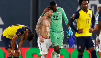 Alexander Domínguez abraza a Lionel Messi, en el partido de Ecuador ante Argentina, el 8 de octubre de 2020.