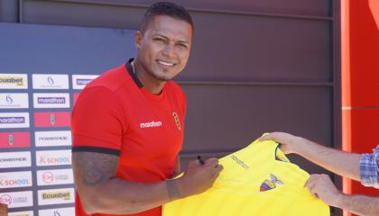 Antonio Valencia firma una camiseta de la selección de Ecuador, en una entrevista con PRIMICIAS, el 31 de agosto de 2023.