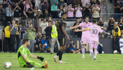 Leonardo Campana celebra con Lionel Messi en el partido del Inter Miami ante Los Angeles FC, el 3 de septiembre de 2023.