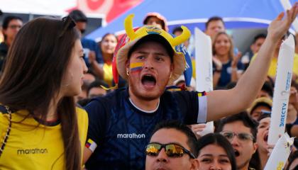 Un aficionado tricolor mira la transmisión del partido del Grupo A de la Copa Mundial 2022 entre Ecuador y Senegal en Cumbayá, el 29 de noviembre de 2022.