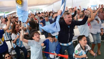 Hinchas argentinos celebran en la Embajada Argentina en el Ecuador, el 18 de diciembre de 2022.