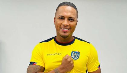 Antonio Valencia, excapitán de la Selección Ecuatoriana de Fútbol, con la camiseta tricolor.