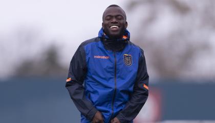 Enner Valencia sonríe durante un entrenamiento de Ecuador en Argentina, el lunes 4 de septiembre de 2023.