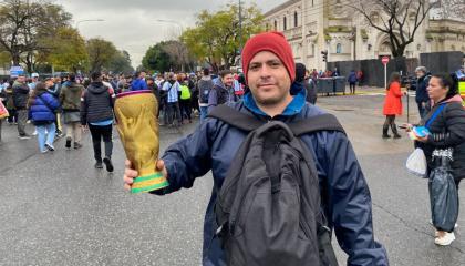 Hinchas argentinos venden la Copa del Mundo a las afueras del estadio previo al partido de Eliminatorias.