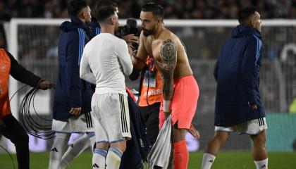 Lionel Messi cambia su camiseta con Hernán Galíndez, después del partido entre Argentina y Ecuador, el 7 de septiembre de 2023. 