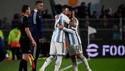 Lionel Messi  sale al cambio por Ángel Di María en el partido entre Argentina y Ecuador por la Fecha 1 de Eliminatorias, el 8 de septiembre de 2023.