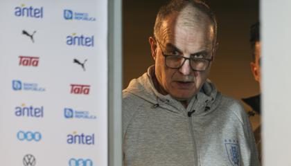 El seleccionador de Uruguay Marcelo Bielsa asiste a una conferencia de prensa, en la sala de prensa del estadio Centenario en Montevideo (Uruguay).