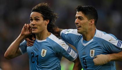 Edinson Cavani y Luis Suárez festejan durante la Copa América 2019. 