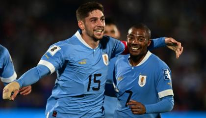 Los jugadores Federico Valverde y Nicolás de la Cruz festejan el 2-0 de Uruguay ante Chile, en la Fecha 1 de Eliminatorias.