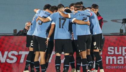 Jugadores de Uruguay celebran un gol de Nicolás de la Cruz en el partido de las Eliminatorias Sudamericanas para la Copa Mundial 2026 entre Uruguay y Chile.