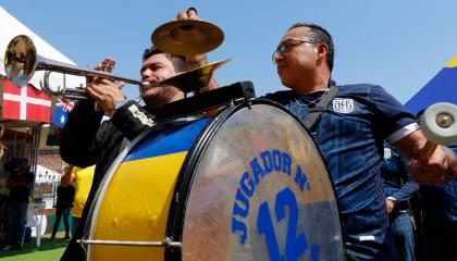 Los aficionados de Ecuador tocan instrumentos mientras ven la transmisión del partido del Mundial Qatar 2022 entre Ecuador y Senegal en Cumbaya, el 29 de noviembre de 2022.