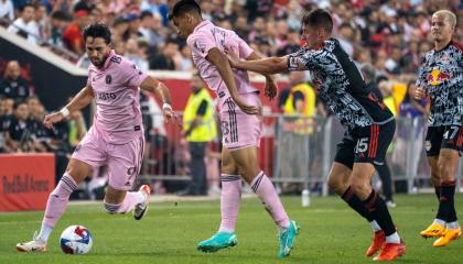 Leonardo Campana (i), durante un partido ante New York RB, el pasado 26 de agosto.