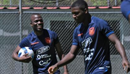 Enner Valencia y Moisés Caicedo durante un entrenamiento de Ecuador, el 11 de septiembre de 2023, en la Casa de la Selección. 