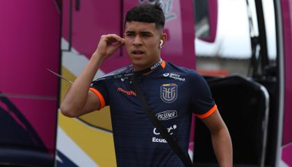 Kendry Páez, en su llegada al estadio Rodrigo Paz Delgado para el partido de Ecuador ante Uruguay. 