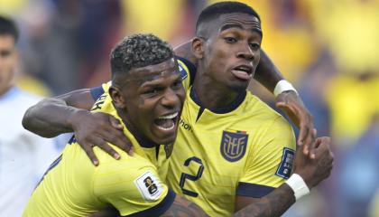 Robert Arboleda y Félix Torres festejan uno de los goles de Ecuador, ante Uruguay, el 12 de septiembre de 2023. 