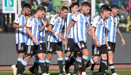 Los jugadores de Argentina festejan un gol ante Bolivia en La Paz, el 12 de septiembre de 2023.