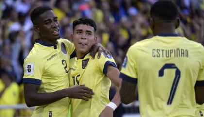 Los jugadores de Ecuador festejan uno de los goles de Félix Torres ante Uruguay, el 12 de septiembre de 2023.