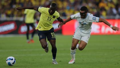 Enner Valencia disputa el balón con Sebastián Cáceres de Uruguay, la tarde de este 12 de septiembre, en Quito.