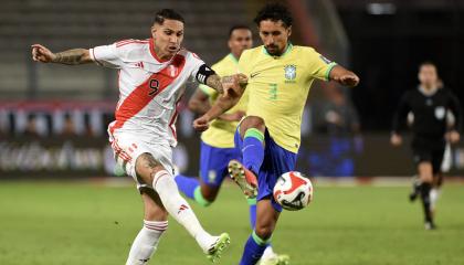 El delantero peruano Paolo Guerrero disputa una pelota en el partido ante Brasil, en Lima, el 12 de septiembre de 2023.