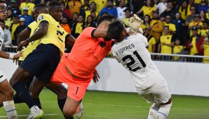 Hernán Galíndez se lanza a detener una pelota y el VAR determinó que no hubo falta sobre Facundo Torres, en la victoria de Ecuador, el 13 de septiembre de 2023. 