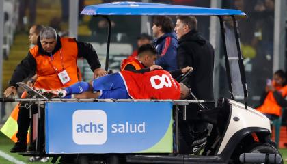 Arturo Vidal de Chile sale lesionado en la Fecha 2 de las Eliminatorias al Mundial, el 12 de septiembre de 2023.