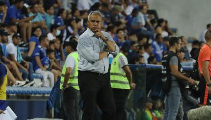 Hernán Torres, director técnico de Emelec, en el estadio George Capwell.