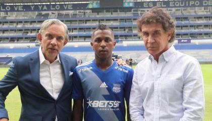 José Pileggi (i), presidente de Emelec, junto a Miller Bolaños y Jorge Bonnard.