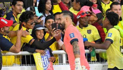 El arquero de Ecuador, Hernán Galíndez, se toma foto con los hinchas luego del partido ante Uruguay, por la Fecha 2 de Eliminatorias.