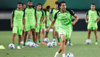 El jugador de la selección boliviana, Marcelo Moreno Martins y sus compañeros, participan en un entrenamiento, en el estadio Mangueirão en Belém (Brasil).