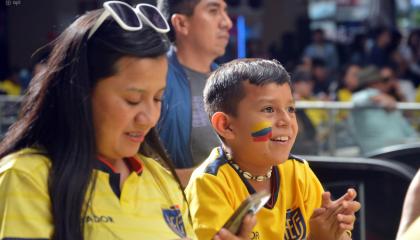 Hinchas de Ecuador en el patio de comidas del Mall del Río, Cuenca, ven el partido de la Fecha 2 de Eliminatorias, ante Uruguay.