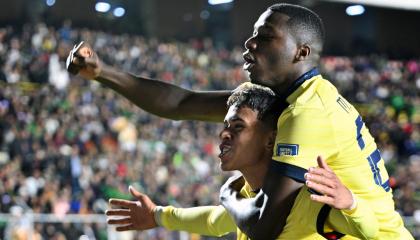 Kendry Páez Moisés Caicedo festejan un gol de Ecuador ante Bolivia el 12 de octubre, en La Paz.