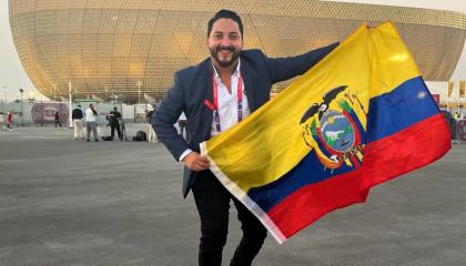 Jerry Robalino posa junto a la bandera ecuatoriana durante el Mundial de Qatar 2022.