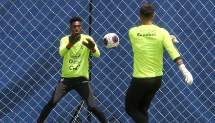 Los arqueros de Ecuador durante el entrenamiento del 10 de octubre, en la Casa de la Selección.