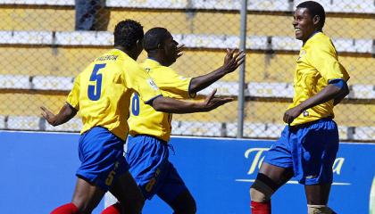 Antonio Valencia, Edison Méndez y Agustín Delgado festejan un gol en el estadio Hernando Siles de La Paz, el 3 de septiembre de 2005.